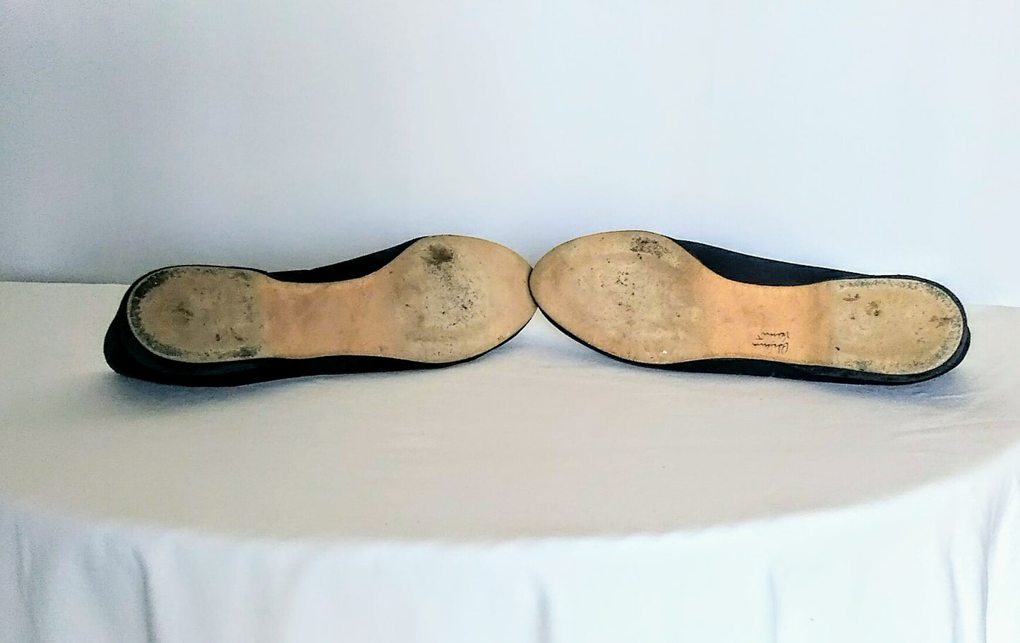 Vintage 1960's Oomphies Black Velvet Gold Trim House Slippers; Black Velvet Gold Trim Slippers; Size US 8, Euro 38.5, UK 5.5, Japan 24